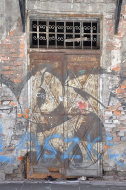 eski yıkıldı kapı