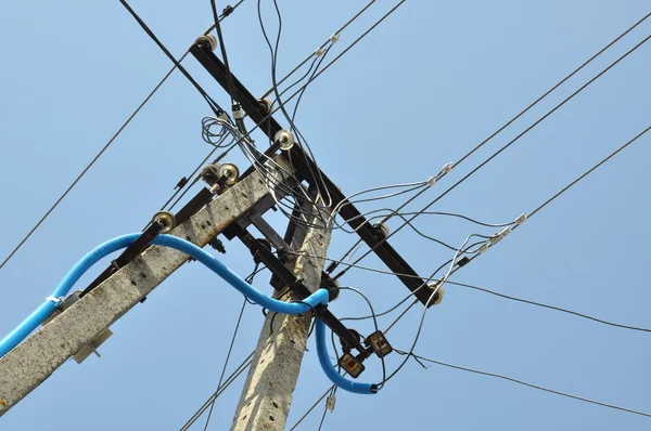 Poste eléctrico con líneas de cables — Foto de Stock