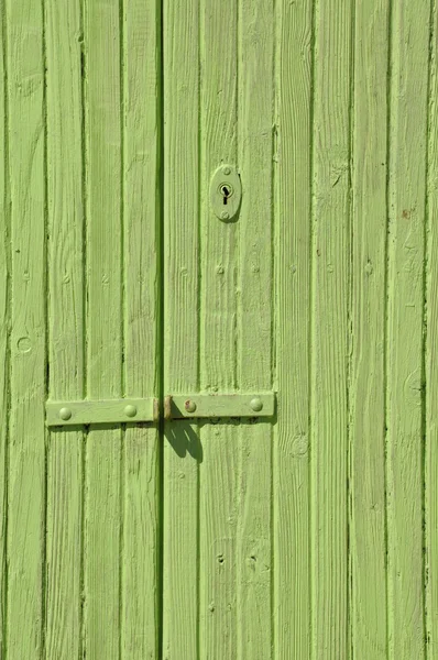 鍵付きの木の扉 — ストック写真