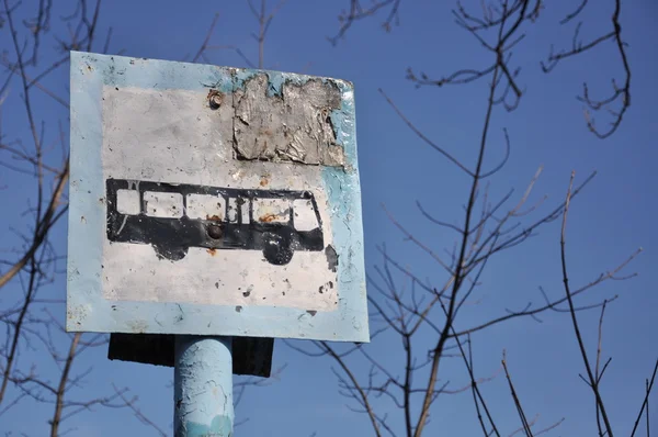 Ржавый знак автобуса на столбе — стоковое фото