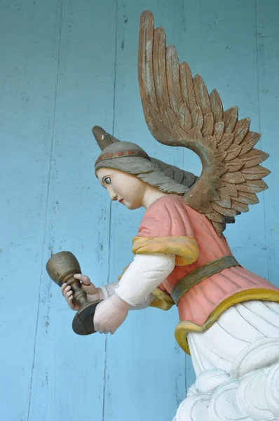 Halk ahşap melek heykeli — Stok fotoğraf