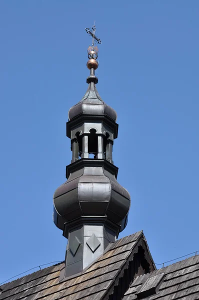 Kyrkans tak shingled med ett torn — Stockfoto