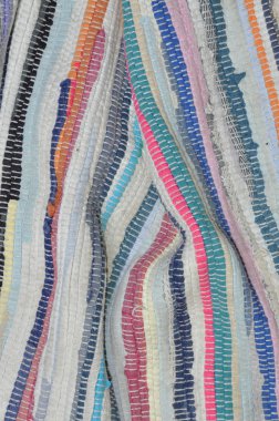 çizgi desenli renkli halı