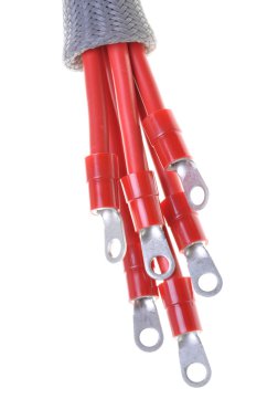 koruyucu boru içinde kırmızı elektrik kabloları