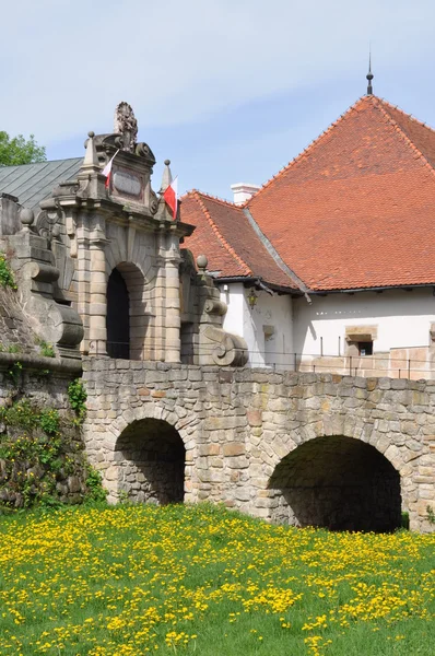 Eingang zum Schloss wisnicz — Stockfoto
