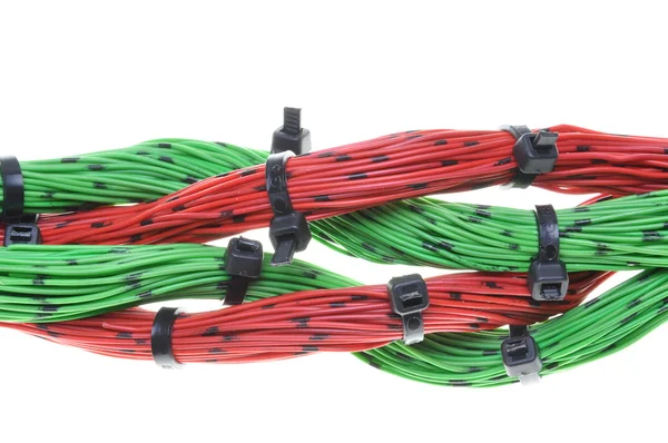 Elektriska kablar med buntband — Stockfoto