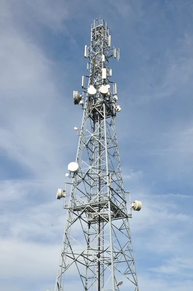 Torre de telecomunicações com antenas — Fotografia de Stock