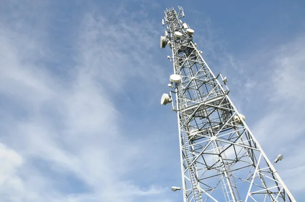 Torre de telecomunicações com antenas — Fotografia de Stock