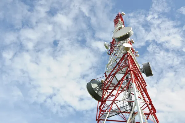 Torre com sistema de antena de telefone celular — Fotografia de Stock