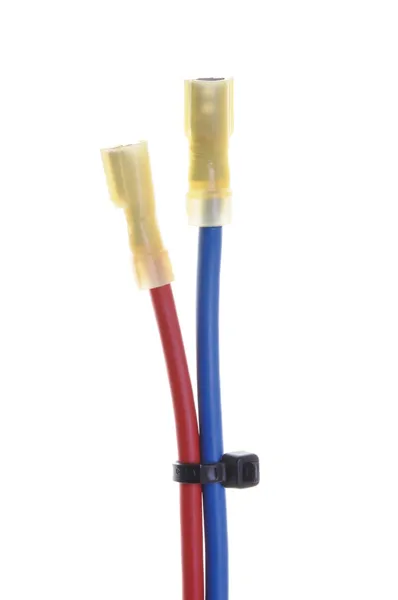 Blaue und rote elektrische Leitungen mit Klemmen — Stockfoto