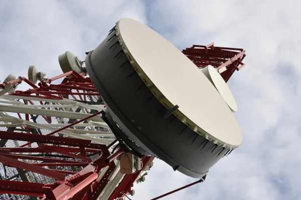 Torre de telecomunicaciones con sistema de antena de teléfono celular — Foto de Stock