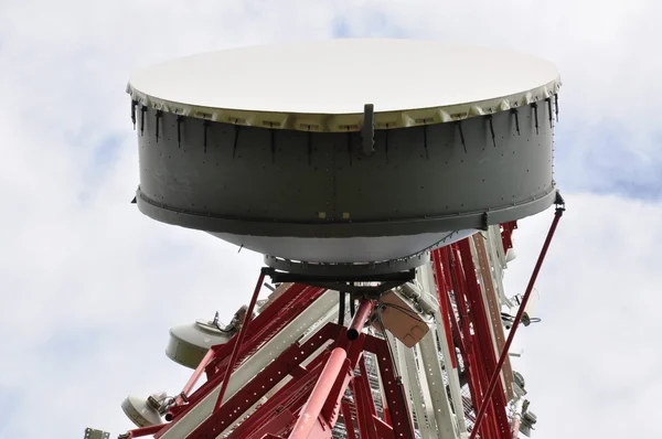 Telekomunikační věž s mobil anténní systém — Stock fotografie