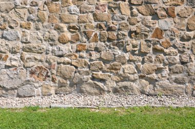 kumtaşı duvar ve yeşil çimen