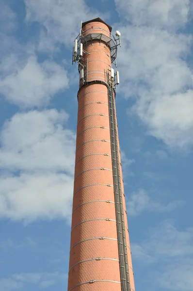 アンテナ携帯電話システムとレンガの煙突 — ストック写真