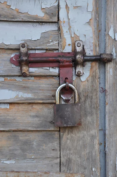 Padlock on a wooden door — Stock Photo, Image