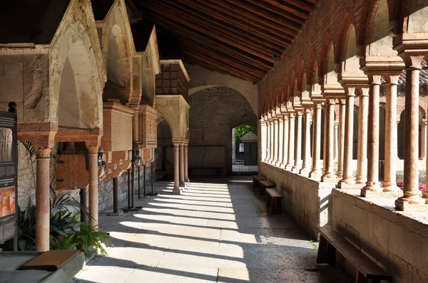 Courtyard kilise san zeno Verona — Stok fotoğraf