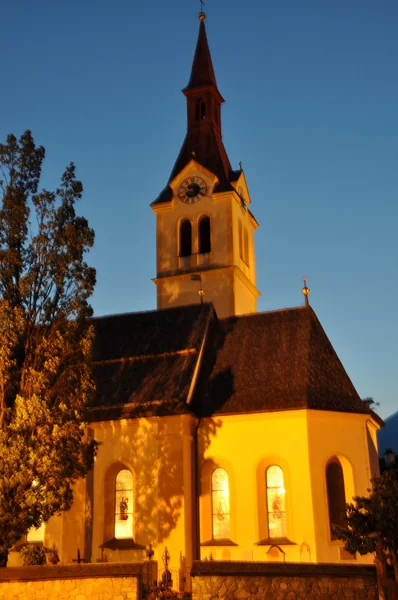 Vista serale chiesa in Igls — Foto Stock