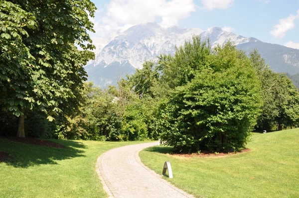 Διαδρομή σε ένα πάρκο με γραφική θέα στα βουνά — Φωτογραφία Αρχείου