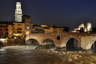 Ponte pietra nehir adige, verona