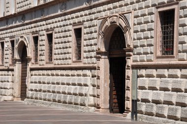 taş bina cephesi ile kapı ve pencereler