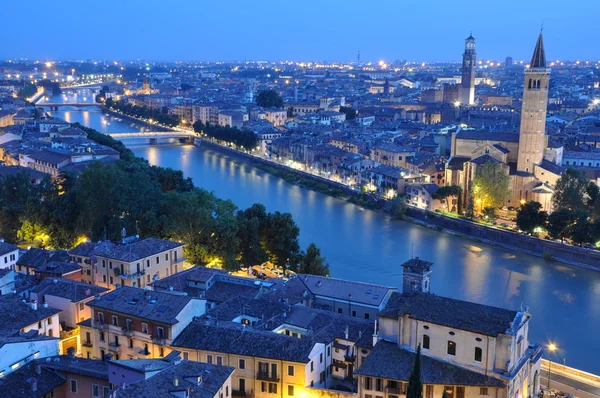 Nacht uitzicht op de stad verona — Stockfoto