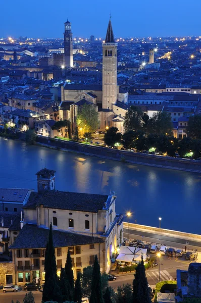 Vista notturna della città di Verona — Foto Stock