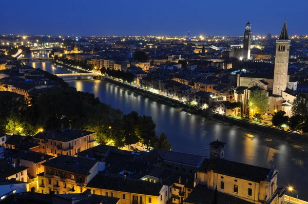 Vista nocturna de la ciudad de Verona —  Fotos de Stock