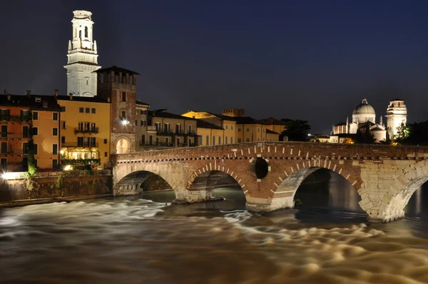 Ponte pietra rzeki adige w Weronie — Zdjęcie stockowe