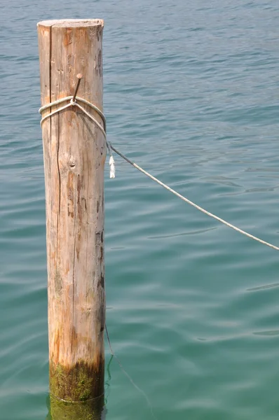 ロープで木製のボラード — ストック写真
