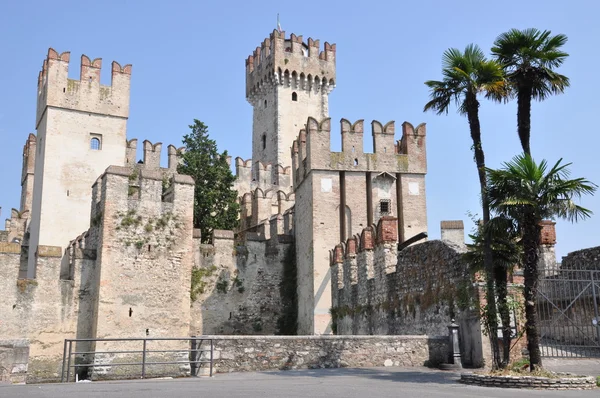 Castello sul Lago di Garda a Sirmione — Foto Stock