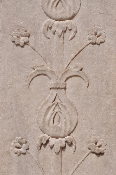 Fleur décorative sculptée dans du marbre — Photo