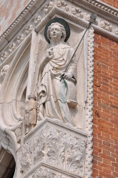 Escultura en la esquina del Palacio Ducal de Venecia — Foto de Stock