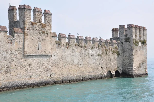 Castelo Sirmione no lago lago Garda lago — Fotografia de Stock