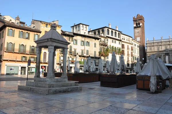 Verona, piazza erbe sabah — Stok fotoğraf