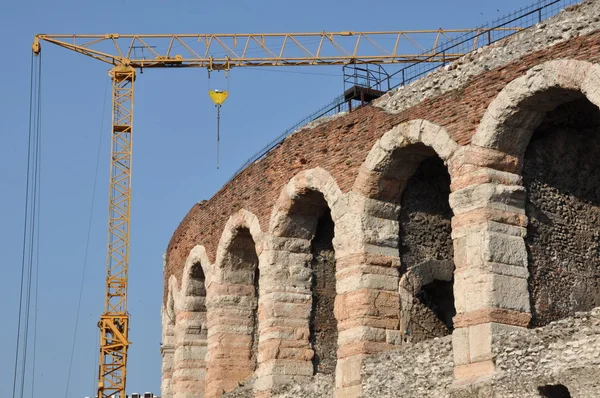 Арена Вероны с крановой конструкцией — стоковое фото
