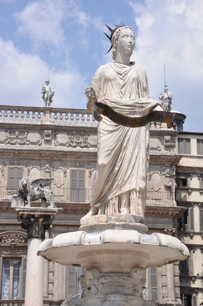 Piazza Erbe Verona, statue of the Madonna — Stock Photo, Image