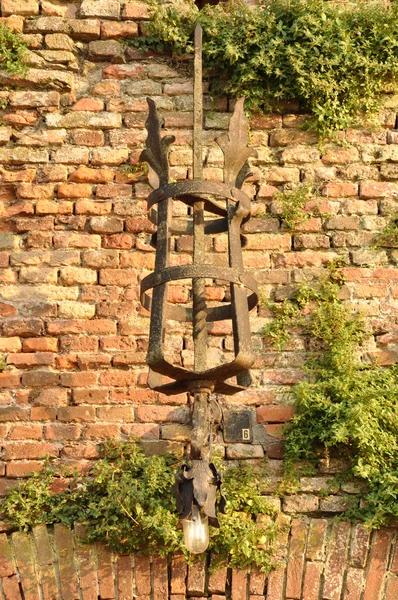 Lámpara de pared exterior de acero en pared vieja —  Fotos de Stock