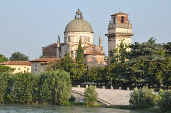Church San Giorgio over the Adige river, Verona — Stock Photo, Image