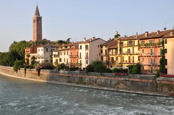 Colored houses of Verona on the river Adige — Stock Photo, Image
