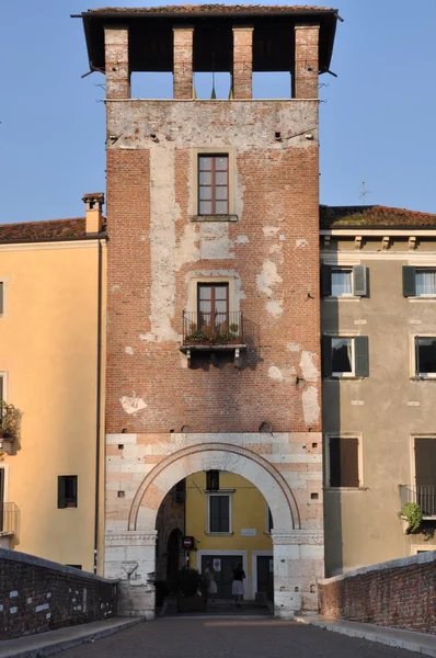 La puerta en el puente de San Pedro en Verona —  Fotos de Stock