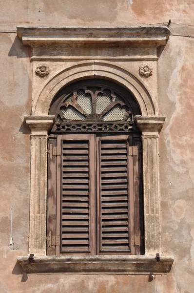 Janela velha em um edifício na cidade italiana — Fotografia de Stock