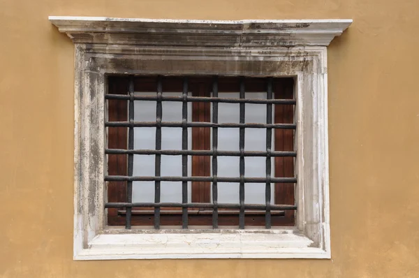 Vieille fenêtre sur un bâtiment — Photo