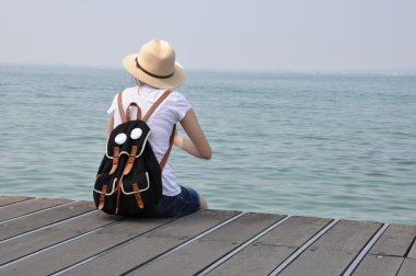 Yalnız kız tekne bekliyorum