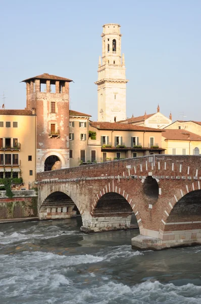 Ponte Pietra River Adige en Verona —  Fotos de Stock