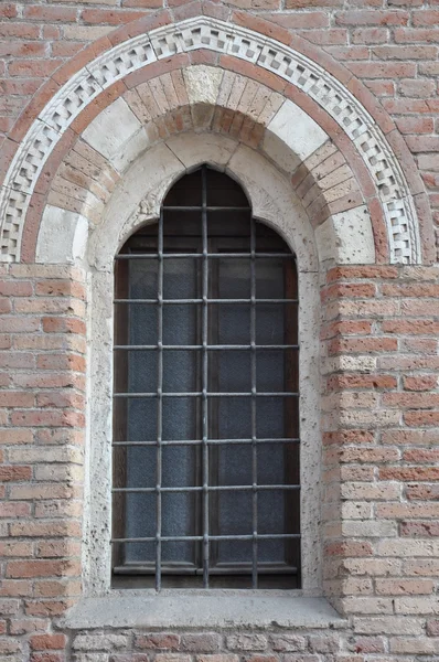 Старое окно на здании — стоковое фото