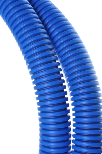 Niebieskie rury falistej kabli wysokiego napięcia elektrycznego — Zdjęcie stockowe