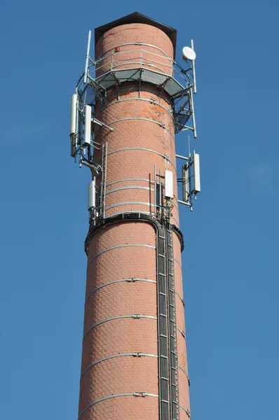 Baksteen Hoekschouw met antenne cellulaire systemen — Stockfoto