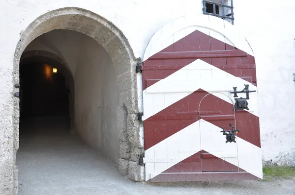 Porte en bois dans le château Hohensalzburg — Photo