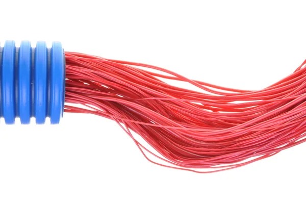 Tubo corrugado azul con cables rojos — Foto de Stock