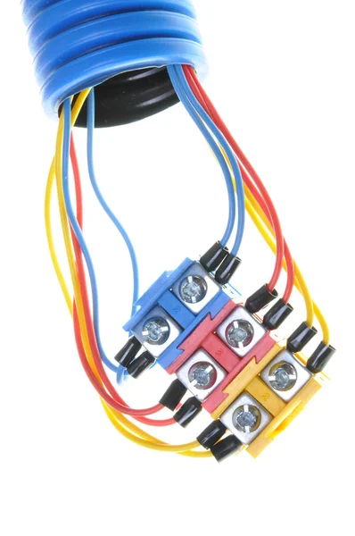 Прокладка электрических кабелей с клеммммой — стоковое фото